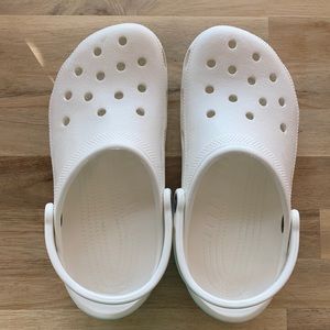 White Crocs Women’s 8/Men’s 6